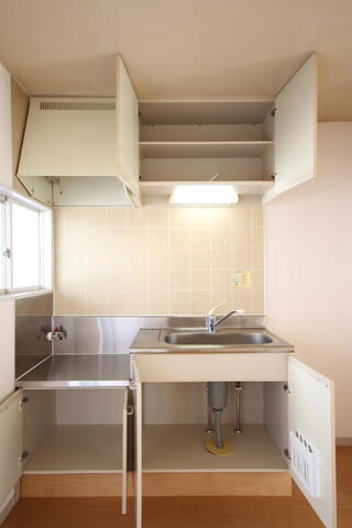 画像6:キッチン、流し台収納です！　上部にも棚があり収納に便利です。