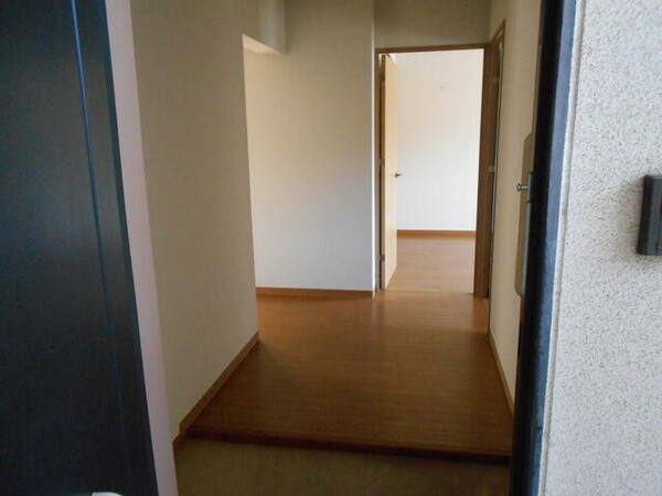 画像5:玄関広々。お部屋は直接見えません。（他部屋参考写真）
