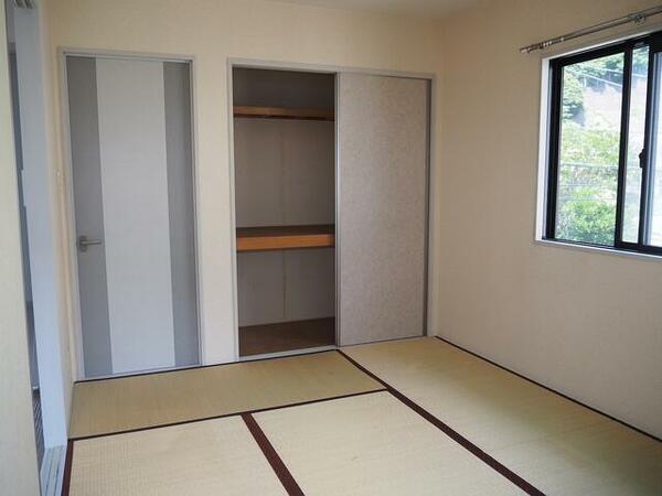 画像11:和室の隣は洋室です。バルコニーは２部屋またいで広々しています。