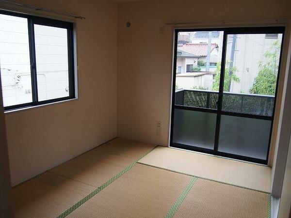 画像13:和室、窓が２面で明るいです。シャッター雨戸がついています。