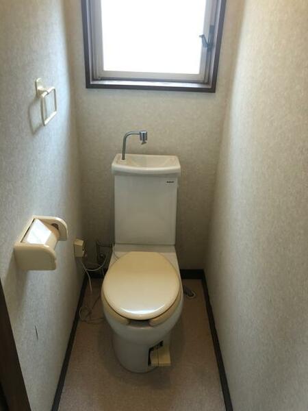 画像8:１０２号室・２０３号室：窓付きの明るいトイレ♪
