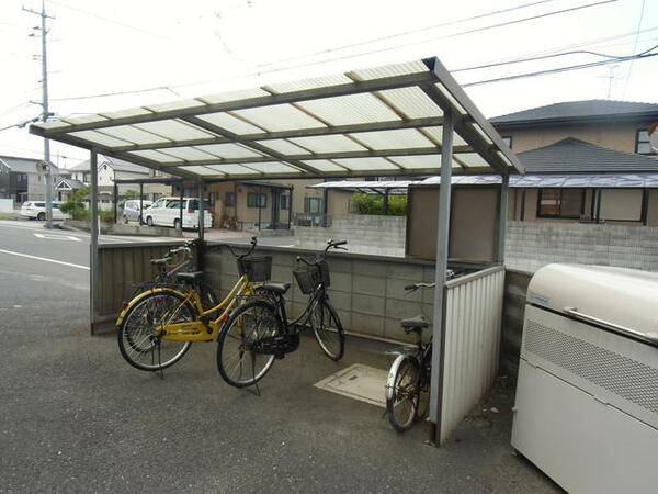 画像14:屋根付きの自転車置き場があります。