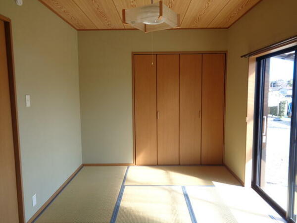 画像9:南側６帖の和室です。収納あります。