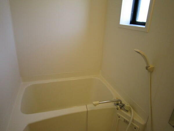 画像6:小窓があり、自然換気のできる浴室☆