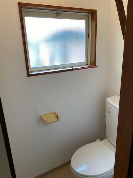 画像10:窓のあるトイレ