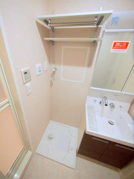 画像7:洗面室　シャンプードレッサーと洗濯機置き場があります