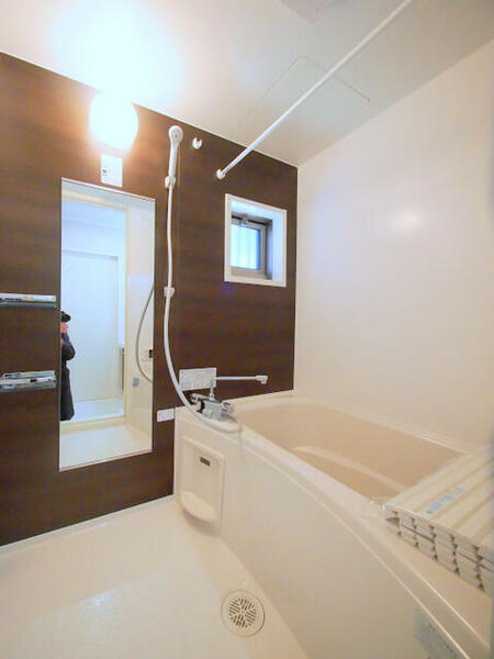 画像8:バスルーム　アクセントパネルがモダンなバスルーム。ゆったり浸かれるバスタブで日々の疲れを癒せます。