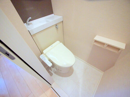 画像9:トイレには嬉しい温水洗浄便座付きです。