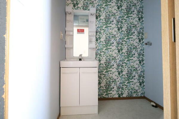 画像7:洗面横に洗濯機置き場があります。花柄クロスがおしゃれです。
