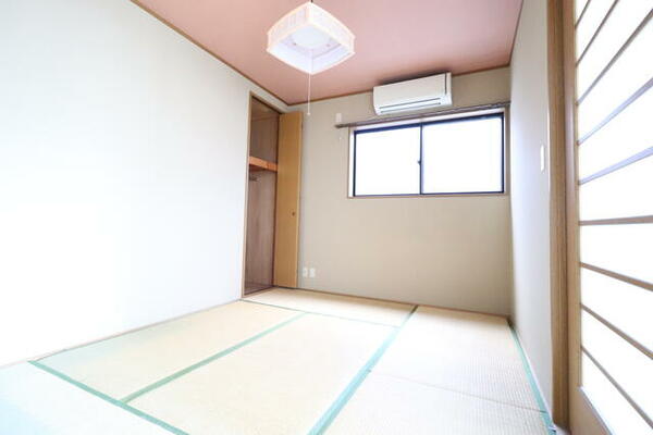 画像9:キッチン隣の和室。天井の色が温かさを出しています。収納もついてます。エアコン付き。