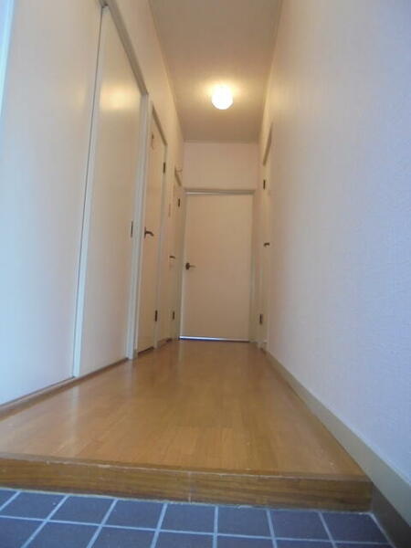 画像4:玄関を開けた瞬間を撮影。廊下になります。