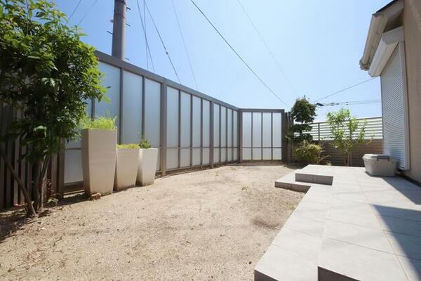 広い庭　そしてプライバシーを守るフェンスが特徴的