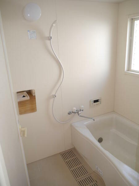 浴室は窓付きで換気良好です。自動湯張り・追い焚き機能付きの浴槽です。