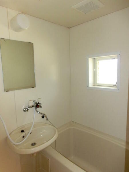 画像10:洗面台つきの浴室です。追い焚き機能あり。