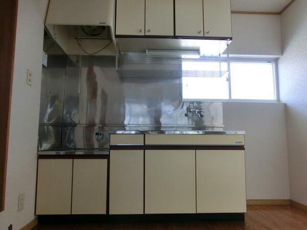 画像9:窓付きで換気の良いキッチンです。