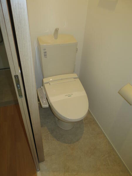 画像6:温水洗浄便座　トイレに窓あり