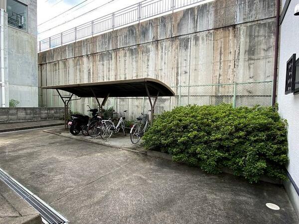 画像10:自転車置場は１台分無料です。大型バイクも駐輪可能です。