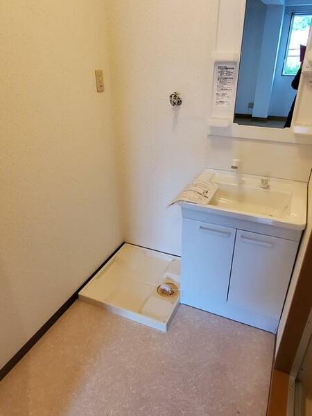 画像9:シャワー付き洗面台・室内洗濯機置き場　　同じタイプのお部屋の参考写真です。