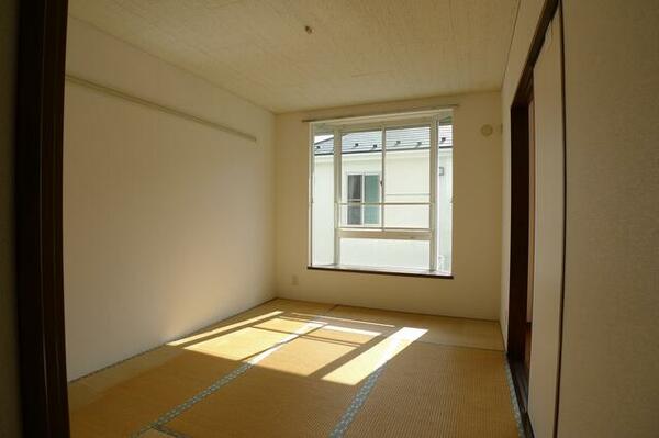 画像8:６帖の和室です。大きな出窓があります。