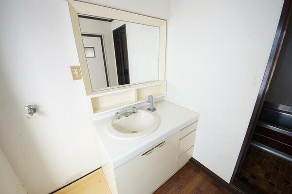 画像8:洗面・洗濯スペース。大きな鏡が嬉しいですね。