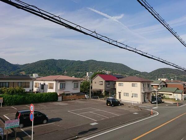 画像15:お部屋からの眺望です。道を挟んだ目の前に駐車場（５０００円／月）がございます。