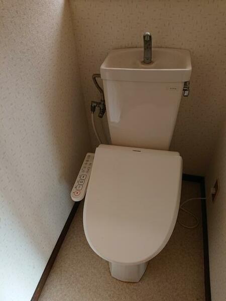 画像9:温水洗浄便座付のトイレです。