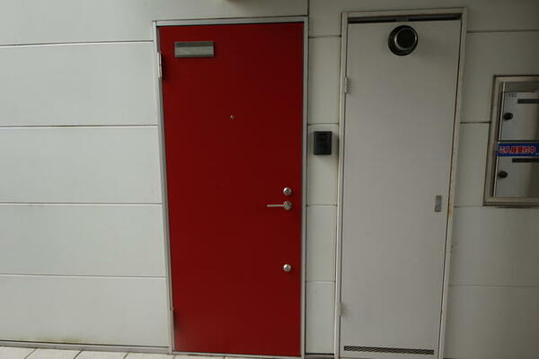 画像3:玄関扉はオシャレな赤です