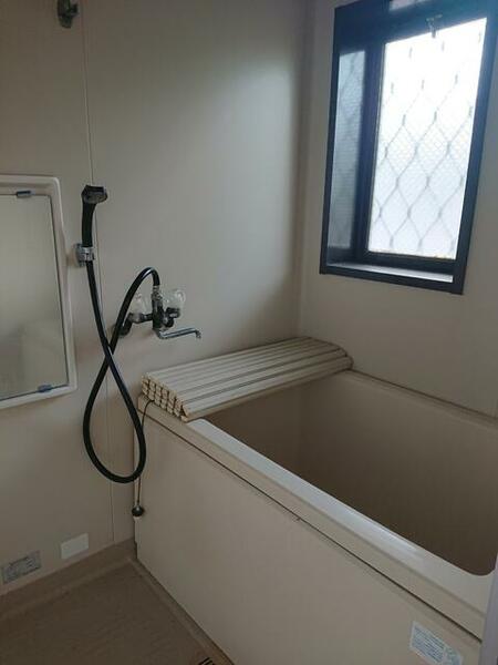 画像10:浴室には窓もあるので換気に便利です。