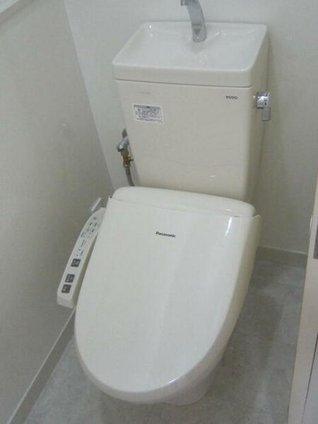 画像6:温水暖房便座の付いたトイレ。