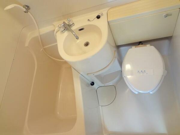 画像10:お風呂とトイレは三点ユニットバスになります。
