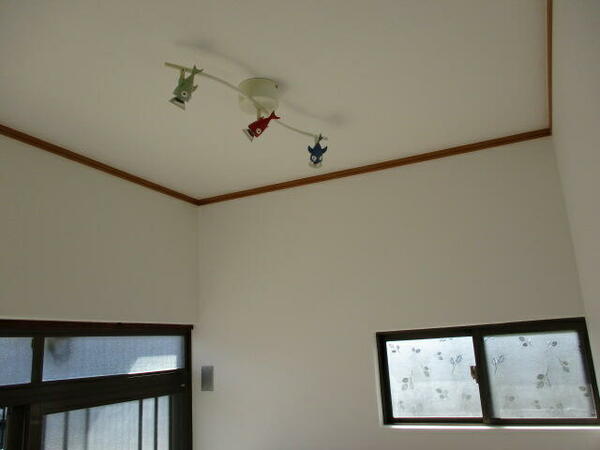 天井にはかわいらしい飾り電球（＊’▽’）