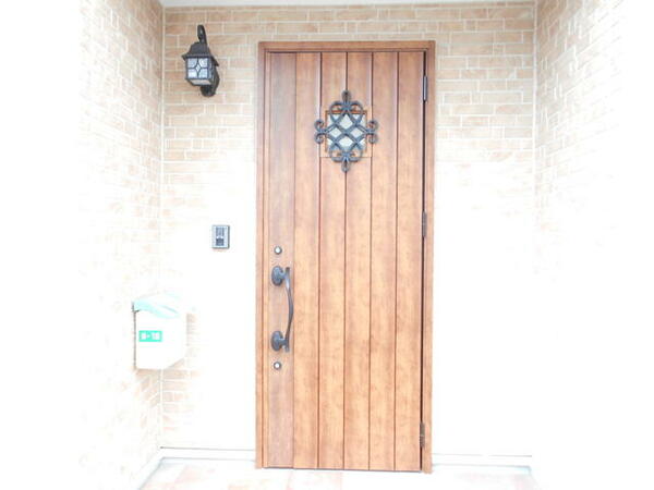 画像3:重厚感のあるおしゃれなドア