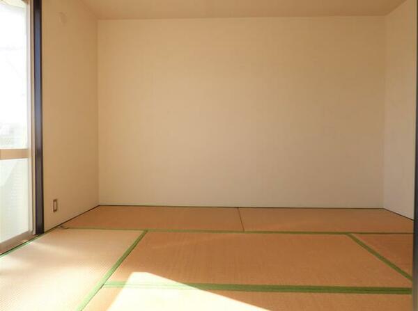 画像7:陽当たりの良い南向きの和室です。