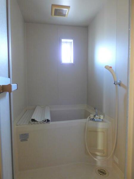 画像9:小窓付きのお風呂は、光が入るので明るいですよ！換気もできます！