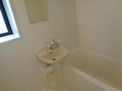 画像7:小窓があり、自然換気のできる浴室