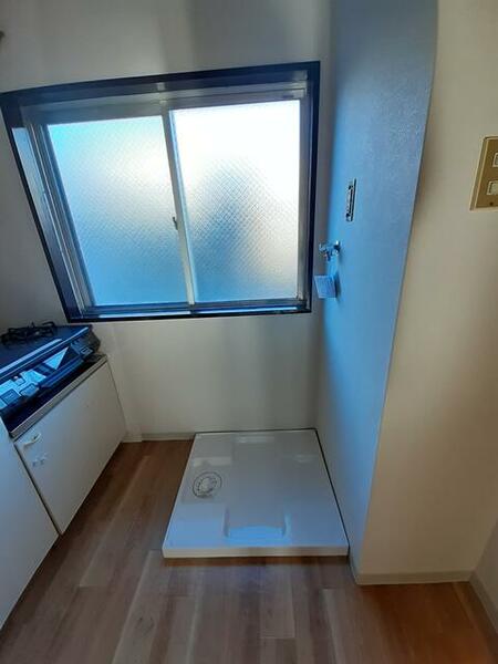 画像6:洗濯機スペースあります。キッチン横で家事効率上がります。