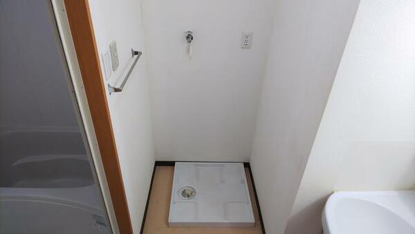 画像8:脱衣洗面所・室内洗濯機置き場※３０１号室の画像で左右対称です。