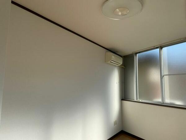 画像7:明るい５．９帖洋室にエアコンもついています！