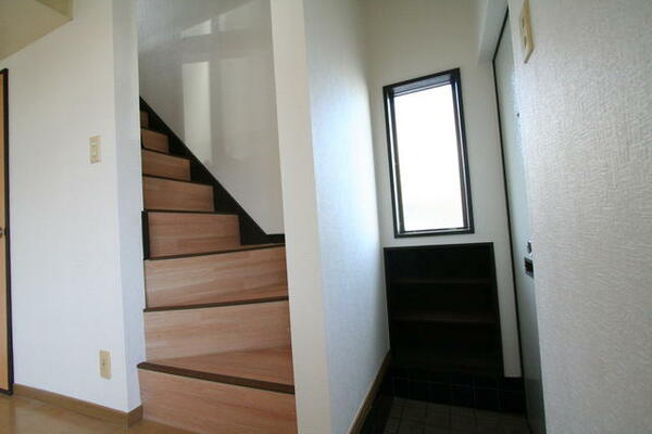 画像13:玄関横に２階への階段があります