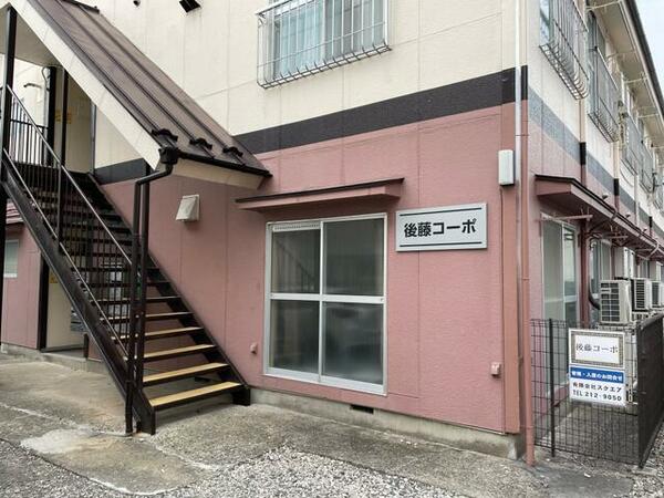 画像11:階段に屋根がついています