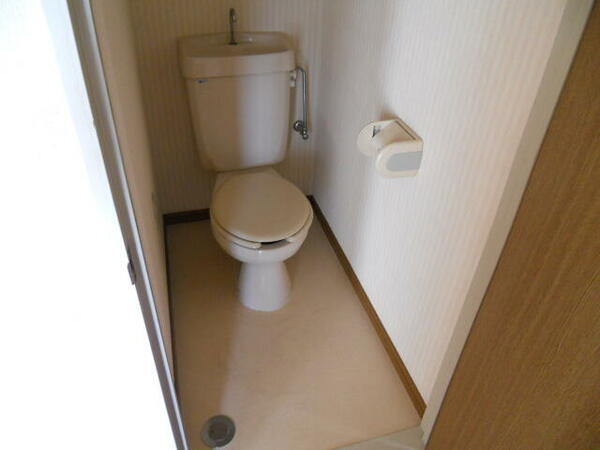 画像9:ゆったりしたトイレ温水便座付