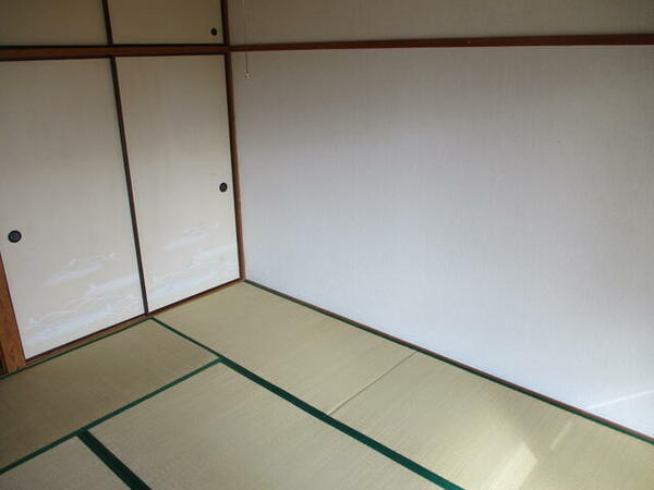 画像4:和室には収納として押入れがあります。