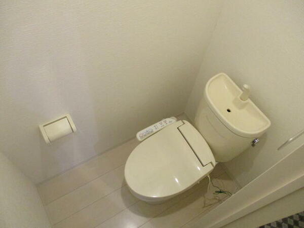 画像6:トイレは冬も暖かい温水洗浄便座付きです。