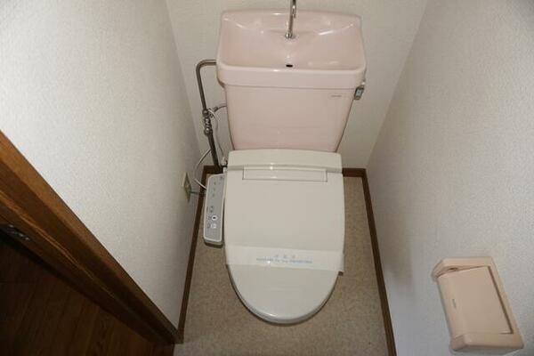 画像5:温水洗浄便座とは温水による洗浄機能付き便座のこと。日本での普及率は年々高まっています