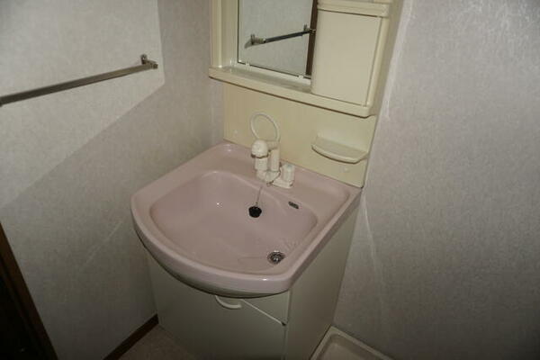 画像6:洗髪洗面化粧台です。洗面ボウルが大きく、深いほうが水はねがなく、使いやすいと思います。