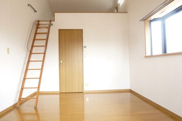 画像5:キッチンとのドア有り　居室はスッキリ暮らせます