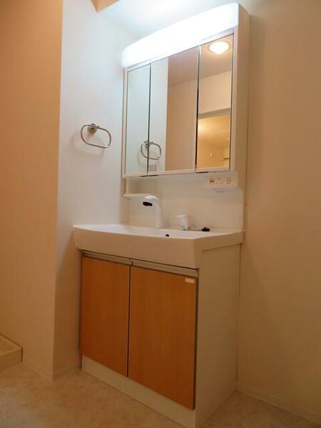 洗面所：洗面室には三面鏡のシャワードレッサーを搭載です。