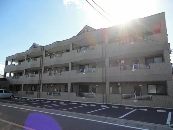 外観：栃木駅まで徒歩圏内の好立地。重量鉄骨造のマンションです。