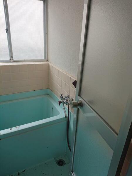 画像6:浴室には窓もあるので換気に便利です。
