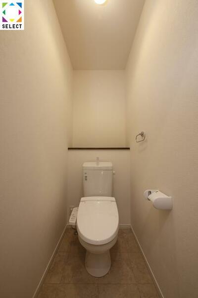 画像6:トイレです。簡易物置もあります。※現況を優先します。
